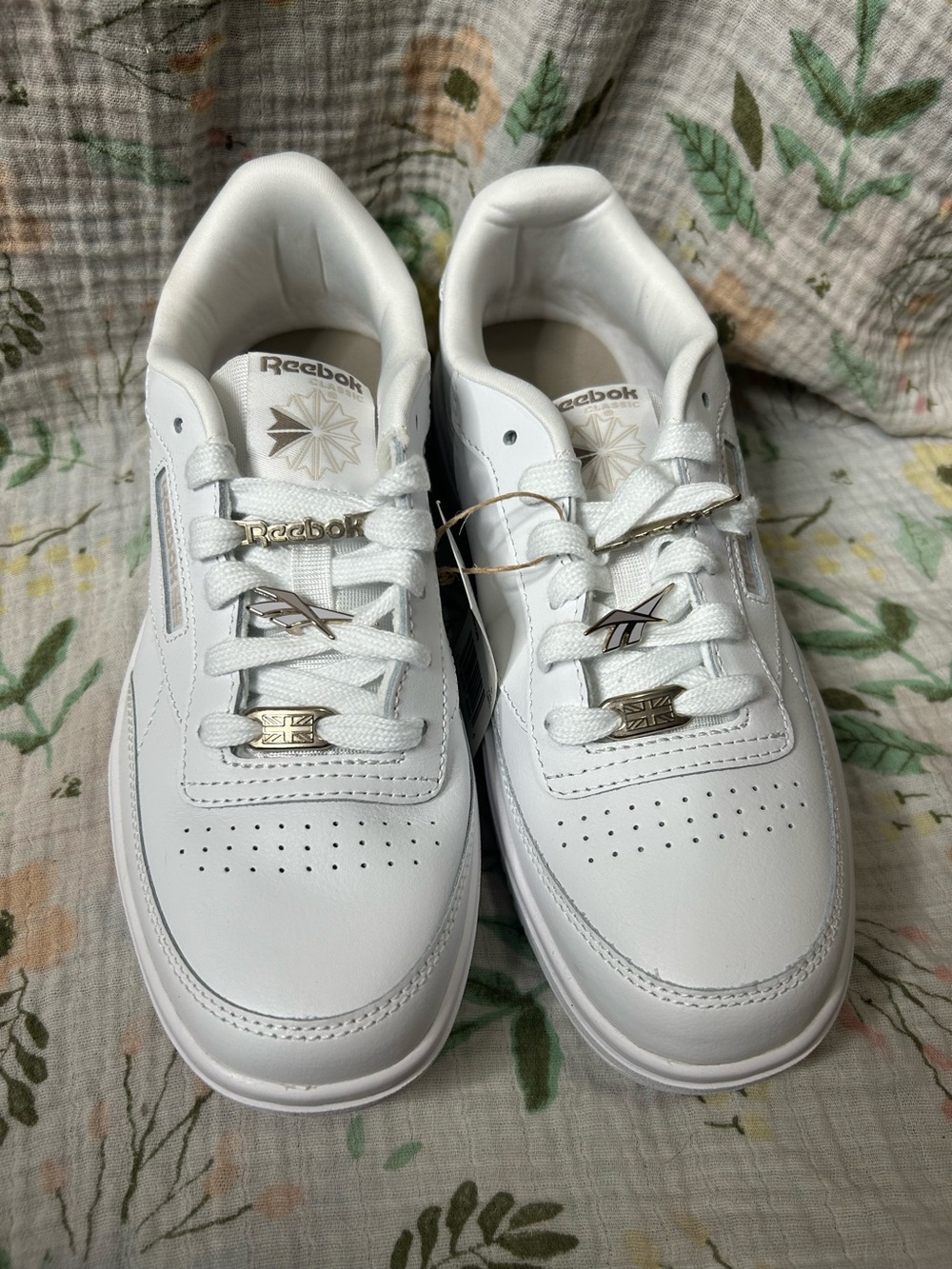Reebok Club C Double Tennis Shoes White with Metal Shoe Lace Charms Juniors - Picture 2 of 8